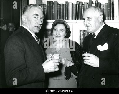 Ansprache und Empfang des Präsidenten in der Royal Institution, London, anlässlich des 90.-jährigen Bestehens der Royal Aeronautical Society am 12. Januar 1956. Gäste an der Rezeption. Stockfoto