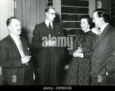 Ansprache und Empfang des Präsidenten in der Royal Institution, London, anlässlich des 90.-jährigen Bestehens der Royal Aeronautical Society am 12. Januar 1956. Gäste an der Rezeption. Stockfoto