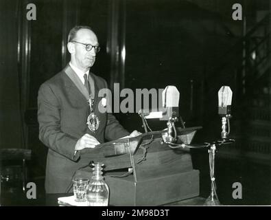 Ansprache und Empfang des Präsidenten in der Royal Institution, London, anlässlich des 90.-jährigen Bestehens der Royal Aeronautical Society am 12. Januar 1956. N.E. Rowe, CBE, FRAeS, Präsident Raes 1955-1956, hält die Rede des Präsidenten. Stockfoto