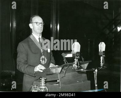 Ansprache und Empfang des Präsidenten in der Royal Institution, London, anlässlich des 90.-jährigen Bestehens der Royal Aeronautical Society am 12. Januar 1956. N.E. Rowe, CBE, FRAeS, Präsident Raes 1955-1956, hält die Rede des Präsidenten. Stockfoto