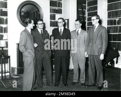 Ansprache und Empfang des Präsidenten in der Royal Institution, London, anlässlich des 90.-jährigen Bestehens der Royal Aeronautical Society am 12. Januar 1956. Gäste an der Rezeption. Stockfoto