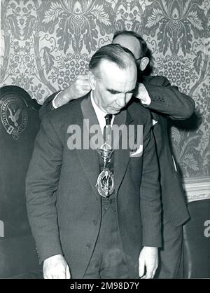 N.E. Rowe, CBE, FRAeS, Präsident der Royal Aeronautical Society 1955-1956, übergibt die Amtsmedaille an E.T. Jones, CB, OBE, Meng, FRAeS, Raes Präsident 1956-1957. Stockfoto