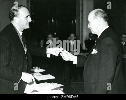 Sir Sydney Camm, CBE, FRAeS, 1893-1966, Raes President 1954-1955, Left überreicht Igor Sikorsky am 5. Mai 1955 im Hamilton Place sein Ehrenstipendium bei der AGM der Royal Aeronautical Society. Stockfoto