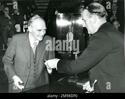 Sir Sydney Camm, CBE, FRAeS, 1893-1966, Raes President 1954-1955, Richtig, präsentiert Sir Geoffrey Taylor die Royal Aeronautical Society Goldmedaille vor dem 42. Wilbur-Wright-Vortrag am 20. Mai 1954 in der Royal Institution, 21 Albemarle Street, London. Stockfoto