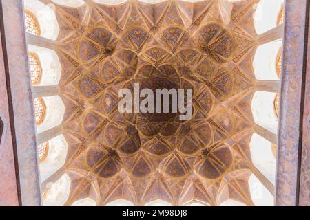 ISFAHAN, IRAN - 9. JULI 2019: Decke der Musikhalle im Ali-Qapu-Palast in Isfahan, Iran Stockfoto