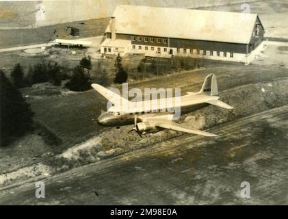 Der Prototyp Saab 90 Scandia, SE-BCA, während eines einmotorigen Starts vom Saab-Flugplatz auf Link”ping. Stockfoto