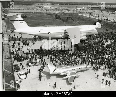 Die erste Lockheed C-5A Galaxy, 66-8303, wird am 2. März 1968 in Marietta, Georgia, eingeführt. Lockheed Jetstar, N7959S, ist im Vordergrund. Stockfoto