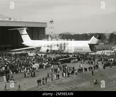 Die erste Lockheed C-5A Galaxy, 66-8303, wird am 2. März 1968 in Marietta, Georgia, eingeführt. Stockfoto