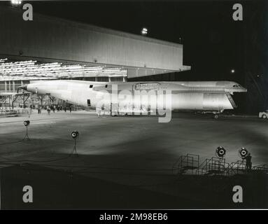 Der Rumpf der ersten Lockheed C-5A Galaxie wird in Lockheed-Georgia verlegt. Stockfoto