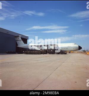 Die erste Lockheed C-5A Galaxy, 66-8303, wird am 2. März 1968 in Marietta, Georgia, eingeführt. Stockfoto