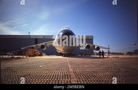 Die erste Lockheed C-5A Galaxy, 66-8303, wird am 2. März 1968 in Marietta, Georgia, eingeführt. Stockfoto