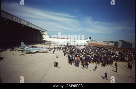 Die erste Lockheed C-5A Galaxy, 66-8303, wird am 2. März 1968 in Marietta, Georgia, eingeführt. Lockheed Jetstar, N7959S, ist im Vordergrund. Stockfoto