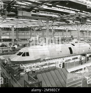 Deckenlaufkrane in Lockheed-Georgia bringen den ersten Lockheed C-5A Galaxy-Rumpf in eine neue Position. Stockfoto