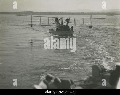 Curtiss H12 großes Amerika auf einem Feuerzeug unter dem Schlepptau. Stockfoto