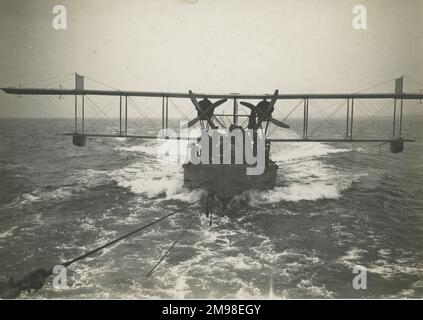 Curtiss H12 großes Amerika auf einem Feuerzeug unter dem Schlepptau auf See. Stockfoto