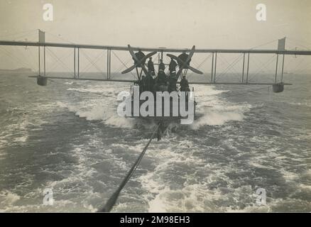 Curtiss H12 großes Amerika auf einem Feuerzeug unter dem Schlepptau auf See. Stockfoto