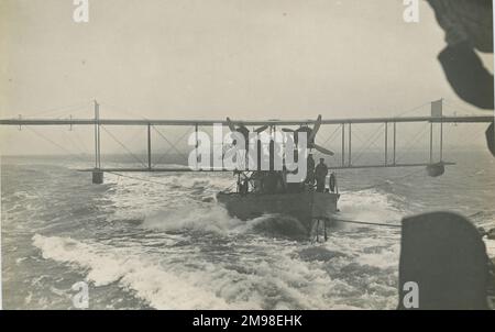 Curtiss H12 großes Amerika auf einem Feuerzeug unter dem Schlepptau auf See. Stockfoto