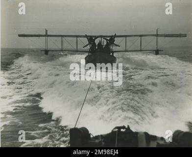 Curtiss H12 großes Amerika auf einem Feuerzeug unter dem Schlepptau auf See. Stockfoto