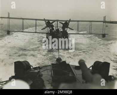 Curtiss H12 großes Amerika auf einem Feuerzeug unter dem Schlepptau auf See. Stockfoto