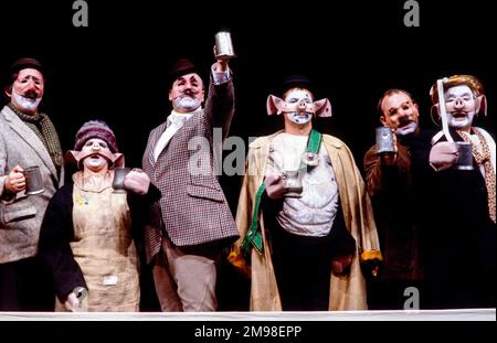 Zentrum: Barrie Rutter (Napoleon) Rechts: David Ryall (Squealer) in DER TIERFARM von George Orwell im Cottesloe Theatre, National Theatre (NT), London SE1 25/04/1984 angepasst und Regie Peter Hall Design: Jennifer Carey Beleuchtung: John Bury Bewegung: Stuart Hopps Stockfoto