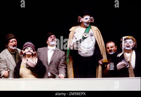 Zentrum: Barrie Rutter (Napoleon) Rechts: David Ryall (Squealer) in DER TIERFARM von George Orwell im Cottesloe Theatre, National Theatre (NT), London SE1 25/04/1984 angepasst und Regie Peter Hall Design: Jennifer Carey Beleuchtung: John Bury Bewegung: Stuart Hopps Stockfoto