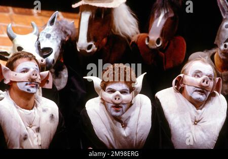 l-r: Barrie Rutter (Napoleon), Greg Hicks (Snowball), David Ryall (Squealer) in ANIMAL FARM von George Orwell im Olivier Theatre, National Theatre (NT), London SE1 27/09/1984, angepasst und Regie von Peter Hall Design: Jennifer Carey Beleuchtung: John Bury Bewegung: Stuart Hopps Stockfoto