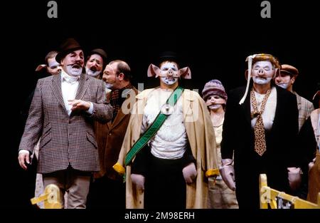 Zentrum: Barrie Rutter (Napoleon) Rechts: David Ryall (Squealer) in DER TIERFARM von George Orwell im Olivier Theatre, National Theatre (NT), London SE1 27/09/1984 angepasst und Regie von Peter Hall Design: Jennifer Carey Beleuchtung: John Bury Bewegung: Stuart Hopps Stockfoto