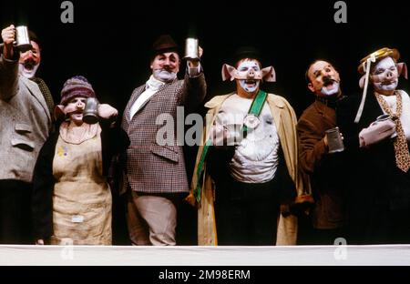 Zentrum: Barrie Rutter (Napoleon) Rechts: David Ryall (Squealer) in DER TIERFARM von George Orwell im Olivier Theatre, National Theatre (NT), London SE1 27/09/1984 angepasst und Regie von Peter Hall Design: Jennifer Carey Beleuchtung: John Bury Bewegung: Stuart Hopps Stockfoto