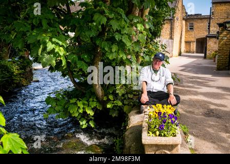 River Windrush im englischen Cotswold Dorf Burton-on-the-Water. Stockfoto