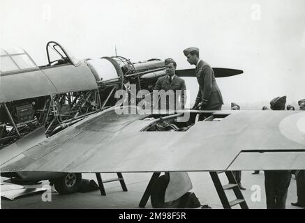 HM King George VI. Gratulierte Sqn LDR John Woodburn Gillan und inspizierte den Hawker Hurrikan, mit dem er am 11. Februar 1938 einen Rekordflug von London nach Edinburgh unternahm. Das Foto wurde der Gesellschaft von Frau Gillan, der Mutter des Piloten, im August 1944 vorgestellt. Stockfoto