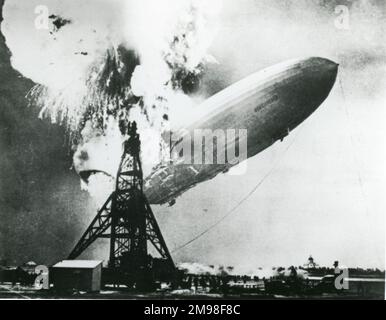 LZ 129 Hindenburg wurde kurz nach der Ankunft in Lakehurst, New Jersey, am 6. Mai 1937 von einem Brand verschlungen, mit dem Verlust von 35 an Bord und einer Bodenbesatzung. Stockfoto