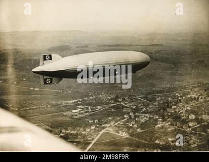 Die LZ129 Hindenburg über Friedrichshafen während eines Testflugs am 6. März 1936. Stockfoto