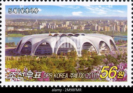 2011 nordkoreanische Briefmarke mit dem Rungrado 1st of May Stadium in Pjöngjang, DVRK. Architektur und Wahrzeichen Koreas. Stockfoto