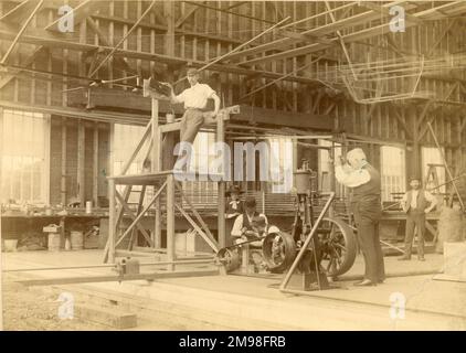 Der Wirbeltisch auf Propeller-Test im Schuppen von Baldwyn's Park, Kent, wo Sir Hiram Maxim sein dampfbetriebenes Flugzeug, 1890, baute. Stockfoto