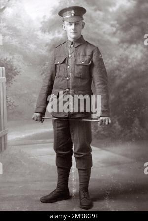 Studiofoto, junger Mann in UOTC-Uniform (20. Bataillon, Royal Fusiliers), Herbst/Winter 1914. Er war Albert Auerbach (1894-1918). Stockfoto