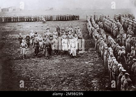 König Ludwig III. Von Bayern, Kaiser Wilhelm II., Feldmarschall Paul von Hindenburg und andere inspizieren einen Teil des deutschen Flugkorps, fotografiert von einem Gefangenen. Stockfoto