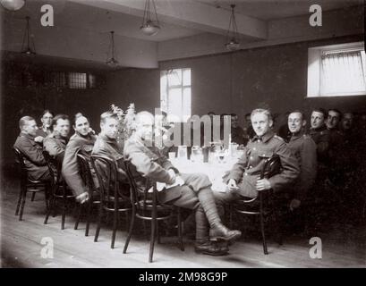 Gruppenfoto, junge Männer des University Officers' Training Corps, Royal Fusiliers, sitzen an einem Tisch im Woodcote Park, Epsom, Surrey (ein herrschaftliches Haus, das für die militärische Ausbildung übernommen wurde). Albert Auerbach (1894-1918) sitzt an der Ecke des Tisches, gleich rechts von der Mitte. Stockfoto