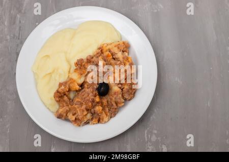 Hackfleisch und Kartoffelpüree auf weißem Teller Stockfoto