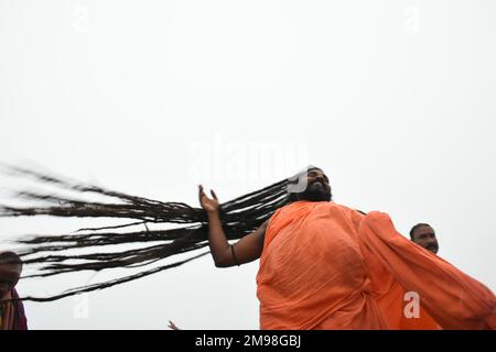 15. Januar 2023, Insel Sagar, Westbengalen, Sri Lanka: Nach den weitverbreiteten Auswirkungen von Covid-19 seit 2 Jahren ist in diesem Jahr ein deutlicher Anstieg der Gläubigen von Gangasagar Mela zu beobachten. Am 14. Und 15. Januar wurde der Fährdienst zwischen Kakdwip und Kachuberia aufgrund nebelbedingter Bedenken von Abend bis Morgen kurzzeitig ausgesetzt. Der Fluss der massiven Versammlungen wurde jedoch dank vier Bergbewegungen und Hunderten von Schiffsbewegungen erhalten. (Kreditbild: © Swattik Jana/Pacific Press via ZUMA Press Wire) NUR REDAKTIONELLE VERWENDUNG! Nicht für den kommerziellen GEBRAUCH! Stockfoto