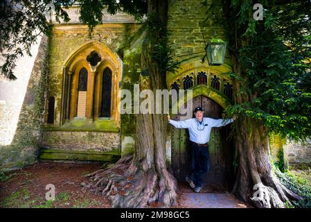 Die St. Edward Church in Stow-on-the-Wold, England, wurde von Eiben umgeben. Stockfoto