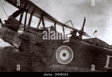 Zwei RFC-Crewmitglieder in einem D4090-Flugzeug, in Clairmarais, Pas de Calais, Nordfrankreich, während des Ersten Weltkriegs. Sie sind Harold Auerbach (1897-1975) und Beobachter Bowen-Buscarlet. Stockfoto