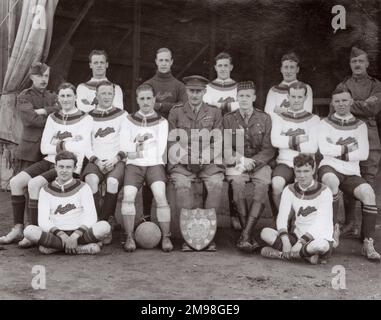 Gruppenfoto, 53. Staffel RFC Fußballteam und Offiziere, mit Trophäe, British Expeditionary Force, Abele (Abeele), Westflandern, Belgien, Februar 1918. Stockfoto