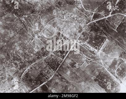 Luftaufnahme eines Muschelgebiets südlich von Kemmel, einem Gebiet in der Nähe von Ypern, Westflandern, Belgien, am 8. Mai 1918. Stockfoto