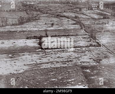 Schräge Luftaufnahme eines Muschelgebiets zwischen Bailleul, Nord, Nordfrankreich, und Neuve Eglise, Westflandern, Belgien am 21. August 1918. Es war ein Bereich deutscher Frontgräben. Stockfoto