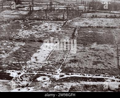 Schräge Luftaufnahme der Region Neuve Eglise in Westflandern, Belgien, am 21. August 1918, einem Bereich deutscher Grabengräben. Deutsche Soldaten sind im Vordergrundgraben zu sehen. Stockfoto