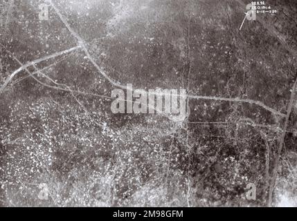 Blick aus der Vogelperspektive auf die Ruine des Dorfes Wytschaete, ein Gebiet in der Nähe von Ypern, Westflandern, Belgien, am 7. Mai 1918, mit Schäden durch Granaten. Stockfoto