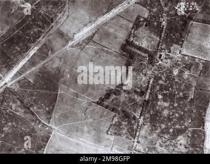 Luftaufnahme eines Muschelgebiets südöstlich des Kemmel Hill, einem Gebiet in der Nähe von Ypern, Westflandern, Belgien, am 8. Mai 1918. Stockfoto