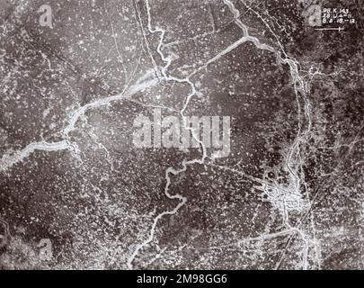 Vordergräben in der Nähe von Kemmel und Wulvergem, Westflandern, Belgien, am 8. Mai 1918 aus der Vogelperspektive. Stockfoto