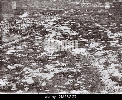 Luftaufnahme eines Muschelgebietes bei Bailleul, Nord, Nordfrankreich, am 21. August 1918 nach dem deutschen Vormarsch. Oben links ist eine berstende Schale sichtbar. Stockfoto