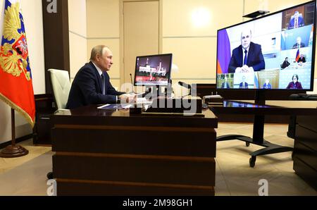 Novo-Ogaryovo, Russland. 17. Januar 2023. Der russische Präsident Wladimir Putin hält eine Telekonferenz mit Regierungsmitgliedern ab, um über die Wirtschaft zu diskutieren, und zwar vom offiziellen Sitz von Novo-Ogaryovo am 17. Januar 2023 in Novo-Ogaryovo, Moskau, Russland. Kredit: Mikhail Klimentyev/Kremlin Pool/Alamy Live News Stockfoto